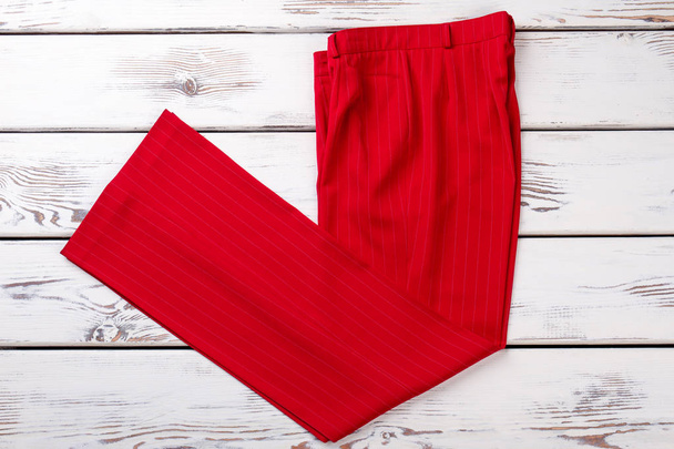 Κόκκινο διπλωμένο ριγέ παντελόνι. - Φωτογραφία, εικόνα