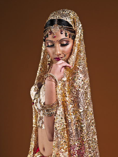 hermosa mujer joven en vestido de novia indio
 - Foto, Imagen