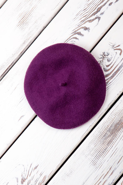 Фіолетовий жіночий капелюх, плоский
. - Фото, зображення