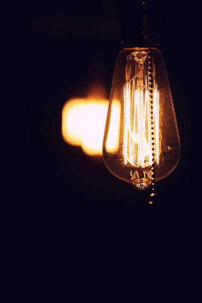 Lamput volframihehkulanka. Edisonin hehkulamppu. Filamenttifila
 - Valokuva, kuva