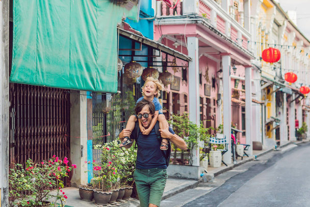 Dad and son are tourists on the Street in the Portugese style Romani in Phuket Town. Also called Chinatown or the old town - Foto, Imagen