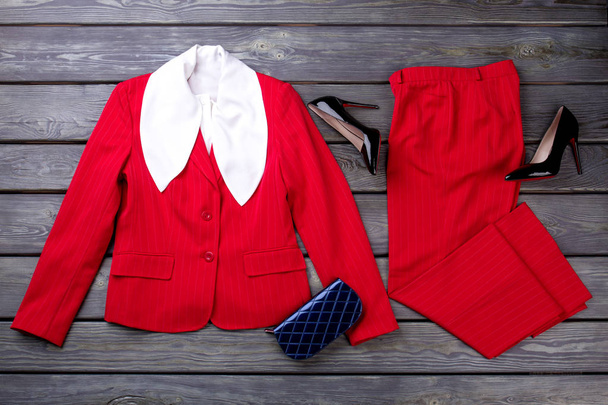 Βάλτε κόκκινο μόδας ρούχα επιχειρήσεων, επίπεδη. - Φωτογραφία, εικόνα