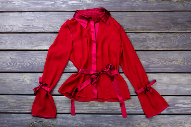 Stijlvolle polyester rode jas. - Foto, afbeelding