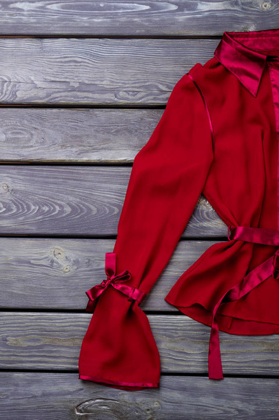 Elegante manga de chaqueta de poliéster rojo, primer plano
. - Foto, Imagen