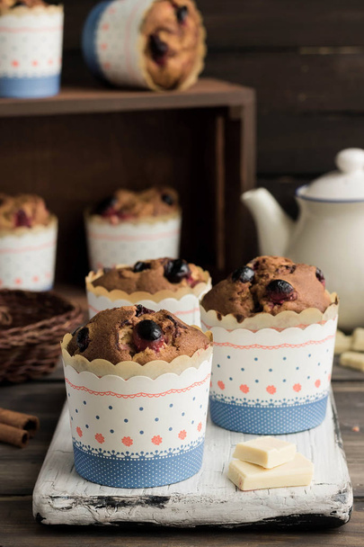 Muffins mit Preiselbeeren und weißer Schokolade - Foto, Bild