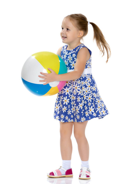 Little girl is playing with a ball - Foto, immagini