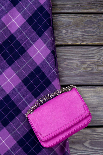 Vista superior bolso púrpura y falda a cuadros
. - Foto, imagen