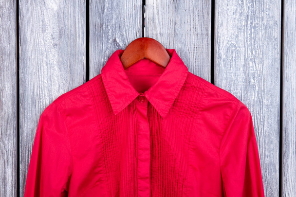 Закрыть верх красной рубашки на вешалке
. - Фото, изображение