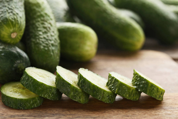 Sliced cucumbers on cutting board - Foto, immagini