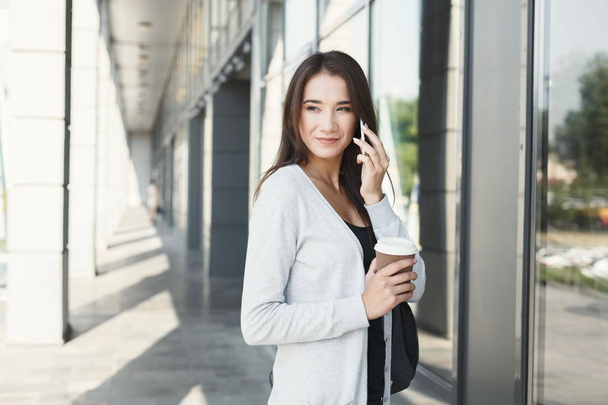 Boldog fiatal nő beszél telefonon szabadban - Fotó, kép