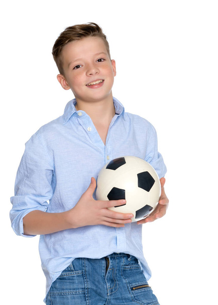 Хлопчик-підліток з футбольним м'ячем
. - Фото, зображення