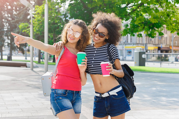 Meninas felizes com tirar café ao ar livre
 - Foto, Imagem