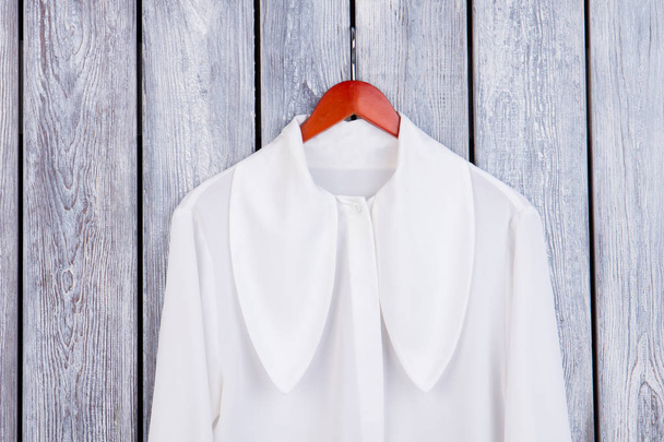 Nahaufnahme weiße Bluse mit großem Kragen. - Foto, Bild
