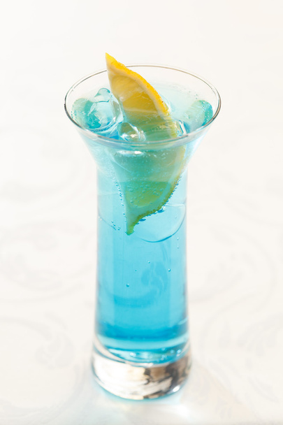Blue cocktail with ice and lemon - Foto, imagen