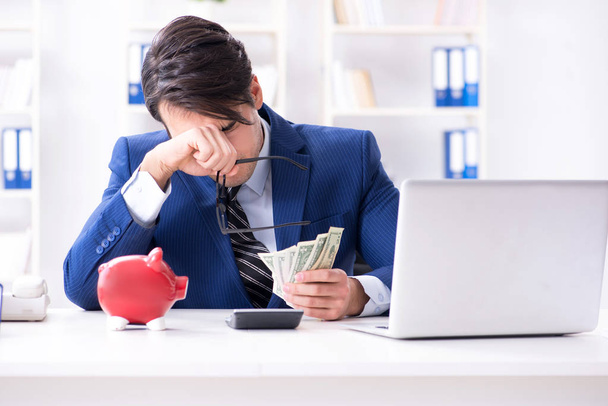Podnikatel přemýšlí o svých úsporách během krize - Fotografie, Obrázek