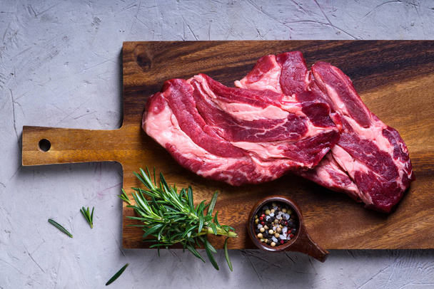 Raw Black Angus Prime meat steaks with seasoning - 写真・画像