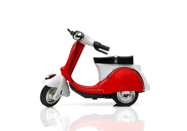 Un scooter en color rojo y blanco aislado en blanco
                                - Foto, imagen