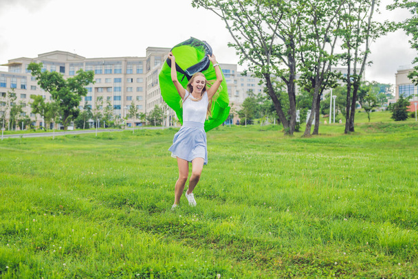 woman tries to inflate an air sofa. lamzac - Foto, imagen