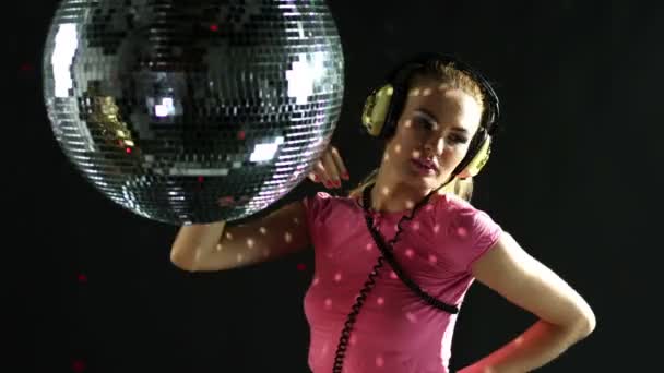 Сексуальна танцівниця Гого знята в студії танцює і позує
 - Кадри, відео