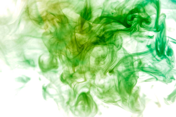 Tiheä monivärinen savu vihreitä värejä valkoinen eristetty tausta. Savuhöyryn tausta
 - Valokuva, kuva