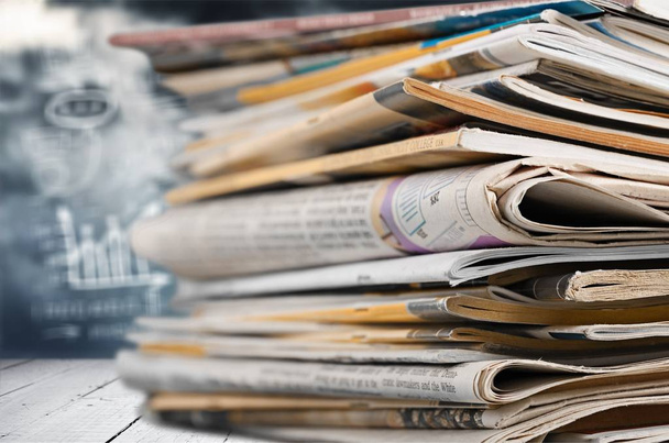 Arkaplanda gazete yığını - Fotoğraf, Görsel
