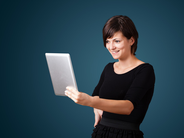Mujer joven mirando la tableta moderna
 - Foto, Imagen