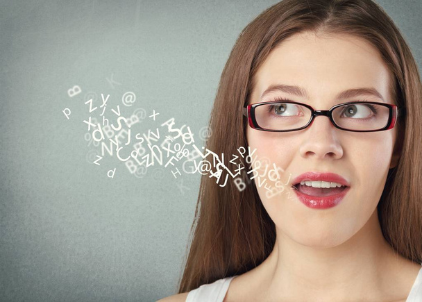 ritratto di giovane studentessa bruna in occhiali con segni sullo sfondo
 - Foto, immagini