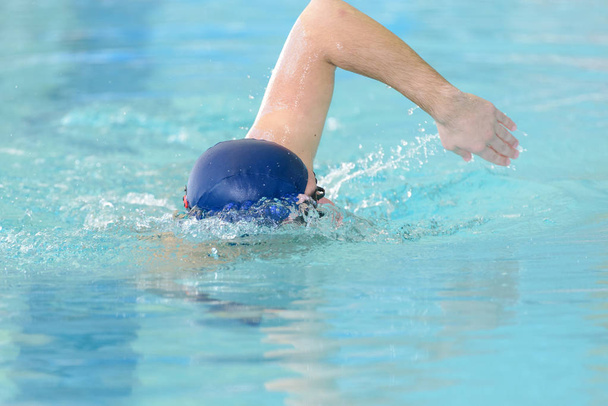 pływak podczas treningu skok w kryty basen - Zdjęcie, obraz