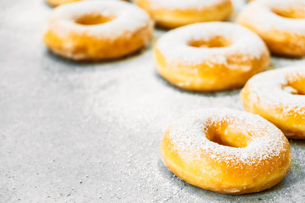 Sobremesa doce com muitos donuts
 - Foto, Imagem