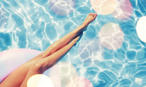Kobiece nogi w wodzie basenu - Zdjęcie, obraz