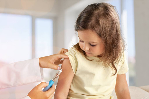 doctor vaccinating little girl - Foto, afbeelding