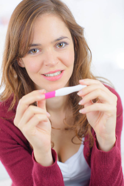 positive pregnancy test and pretty - Zdjęcie, obraz