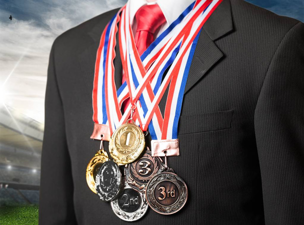 Empresario con medallas deportivas
 - Foto, Imagen