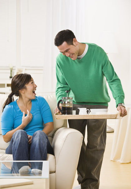 glückliches Paar beim Kaffee zu Hause - Foto, Bild