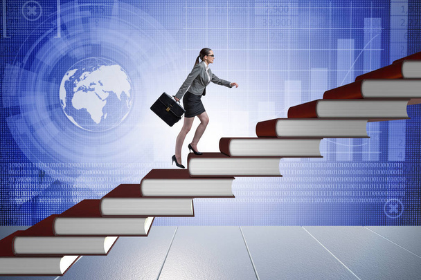 Estudiante empresaria escalando la escalera de los libros de educación - Foto, Imagen