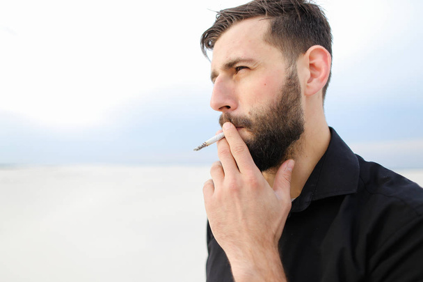   Geograf mężczyzna palenia prowadzenia badań nad morzem.  - Zdjęcie, obraz
