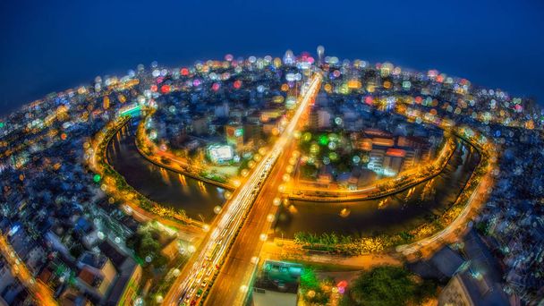 Royalty de alta qualidade imagem stock gratuito vista aérea da cidade de Ho Chi Minh, Vietnã. Arranha-céus de beleza ao longo da luz do rio suavizar o desenvolvimento urbano em Ho Chi Minh City, Vietnã
. - Foto, Imagem