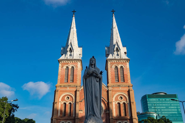 Catedral de Notre-Dame Basílica de Saigão, oficialmente Catedral Basílica de Nossa Senhora da Imaculada Conceição é uma catedral localizada no centro da cidade de Ho Chi Minh, VietnamA Catedral Basílica de Nossa Senhora da Imaculada Conceição ou als
 - Foto, Imagem