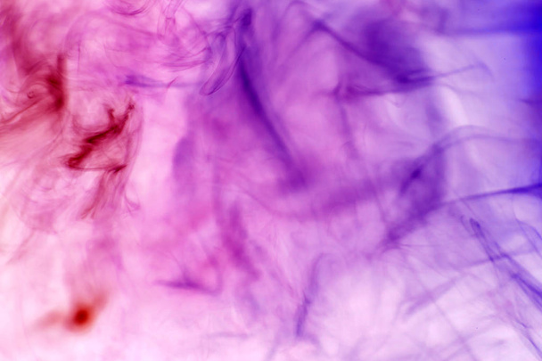 Fumée épaisse et colorée de rose et de violet sur un fond isolé blanc. Contexte de la fumée de vape
 - Photo, image