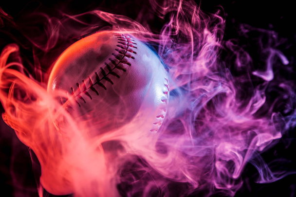 Baseball biały piłkę w wielobarwne czerwony dym z wipe na czarnym tle na białym tle - Zdjęcie, obraz