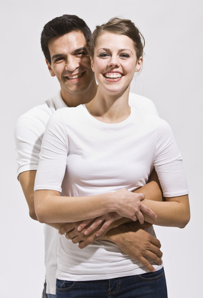 atraktivní pár objímat a usmívá se - Fotografie, Obrázek