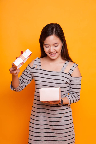 Young Asian woman open a gift box. - Foto, imagen