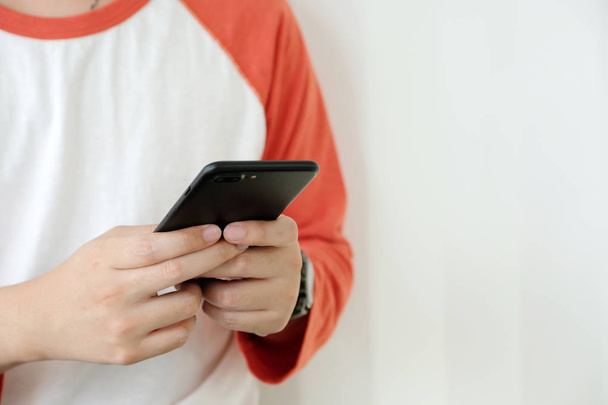 Mano dell'uomo utilizzando smart phone nero su sfondo bianco, technolo
 - Foto, immagini