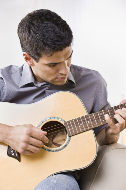 Mann spielt Akustikgitarre - Foto, Bild
