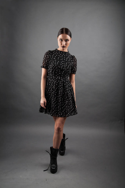 Bezelye ve kaplumbağalar ile elbiseli kız. Stüdyo portre - Fotoğraf, Görsel
