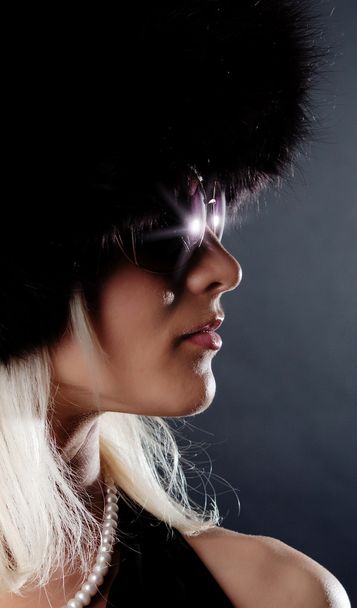 Woman wearing shining sunglasses - Foto, Bild
