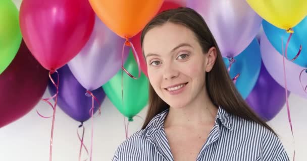 Schoonheid meisje met kleurrijke lucht ballonnen glimlachen - Video