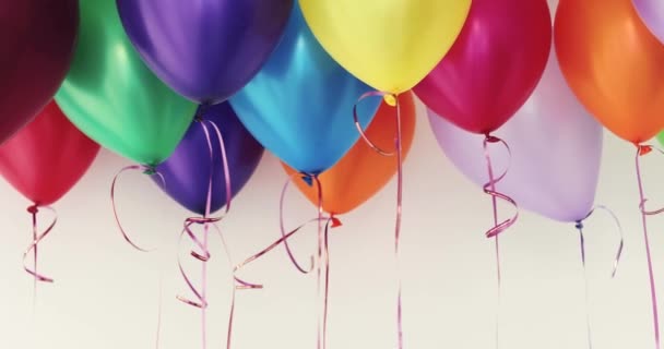 Beyaz arka plan üzerinde sallayarak renkli balonlar - Video, Çekim