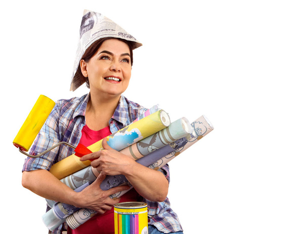 Reparar casa mujer sosteniendo rodillo de pintura para el papel pintado
. - Foto, imagen