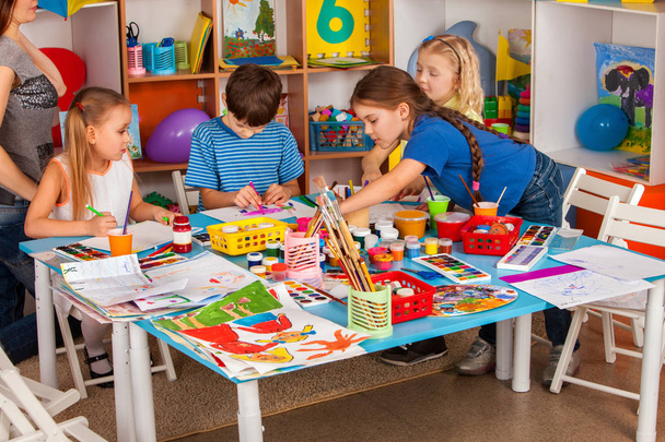 Kleine studenten meisje en jongen schilderen in de kunst schoolklas. - Foto, afbeelding